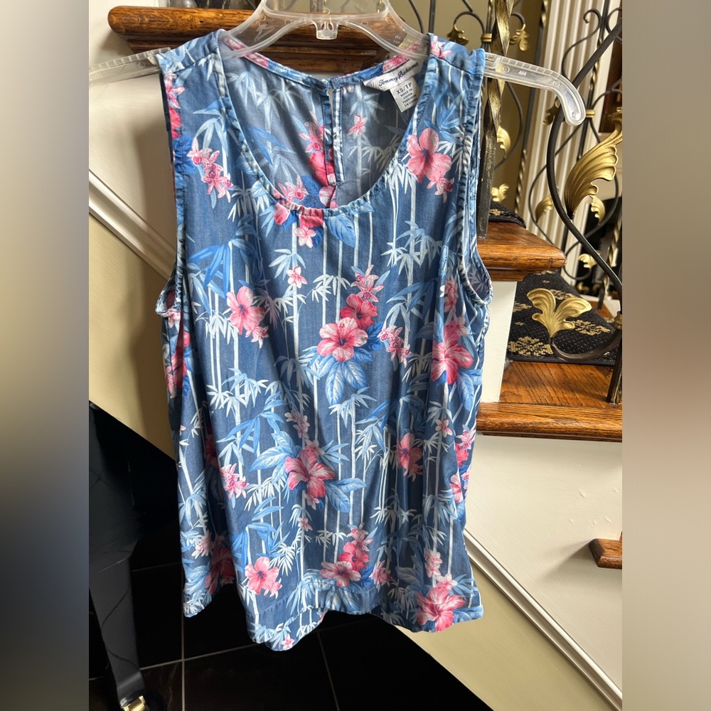 Tommy Bahama Summer Top. Perfect for hot Summer days. XS EUC